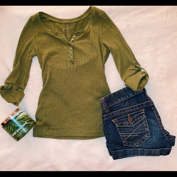 ❗️SOLD❗️ Green Quarter Length Sleeve Top - Picture 1 of 8